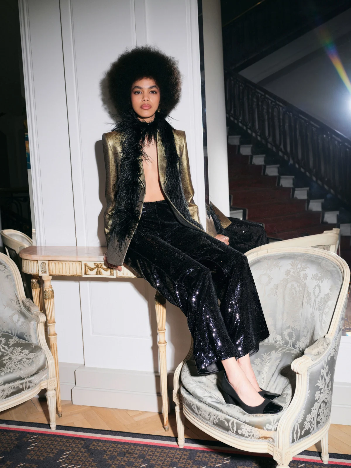 Czarne welurowe czółenka z lakierowanym noskiem