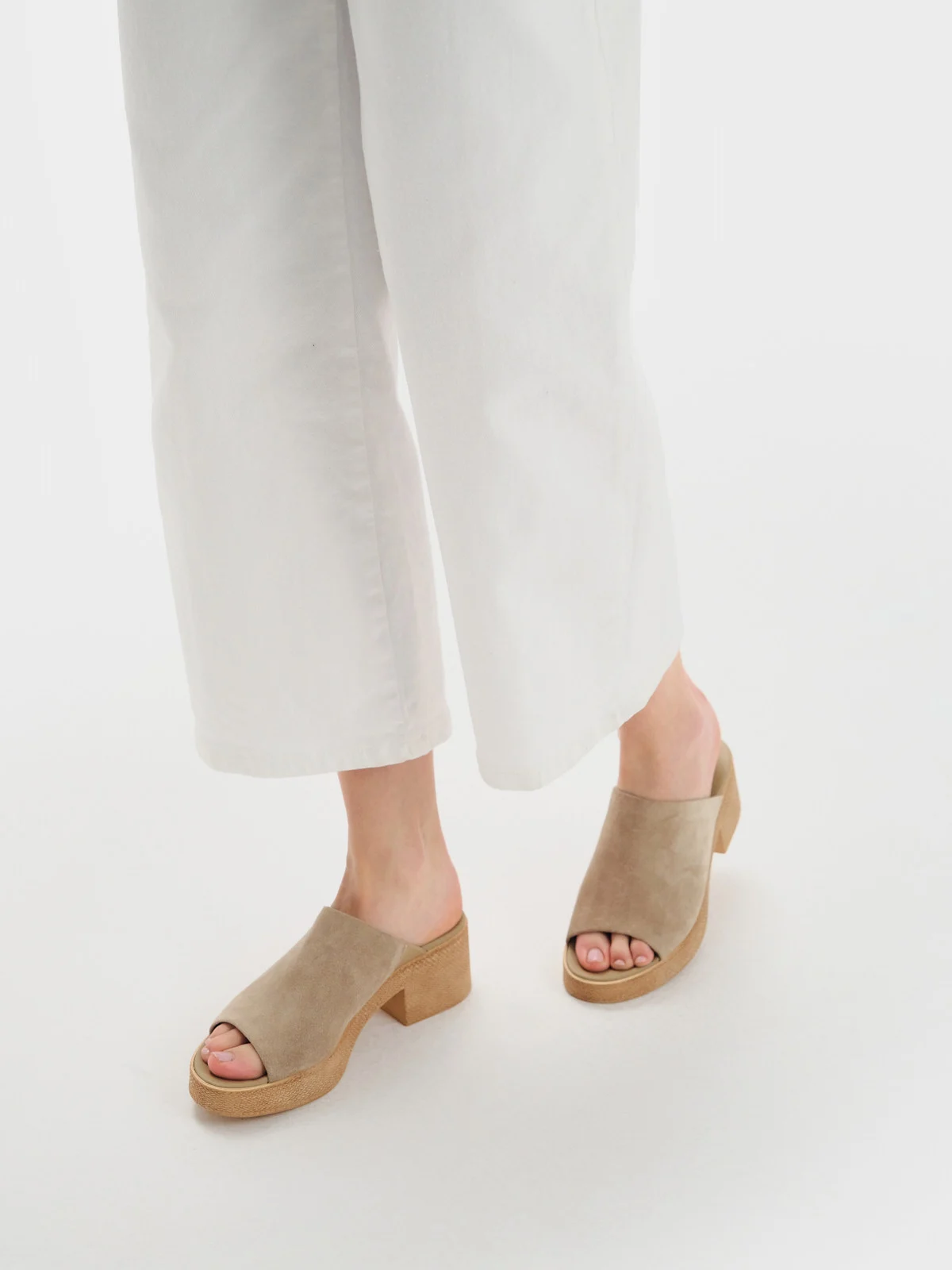 Piaskowe klapki na platformie