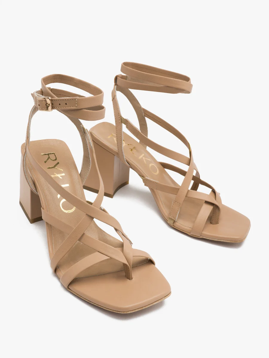 Beżowe sandały typu japonki na masywnym obcasie