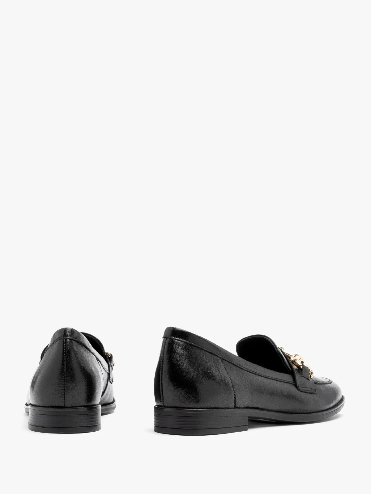Czarne mokasyny ze złotą ozdobą na cholewce