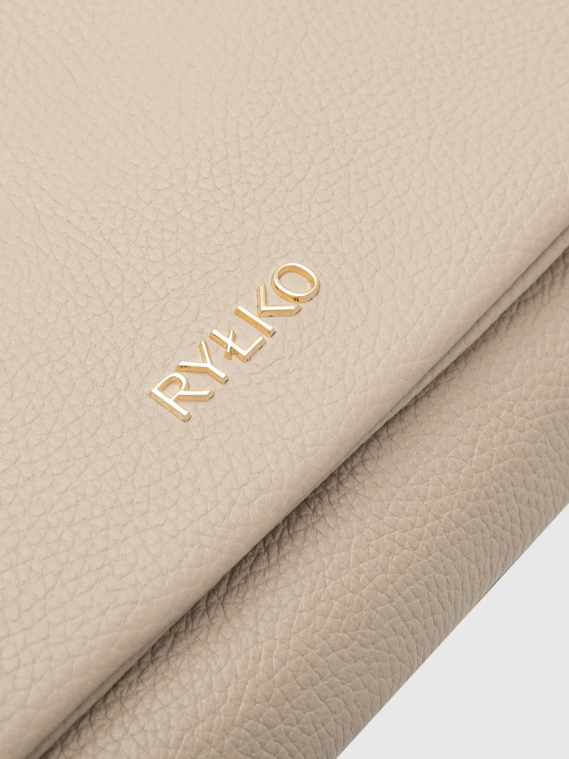 Mała, beżowa torebka z poręczną rączką