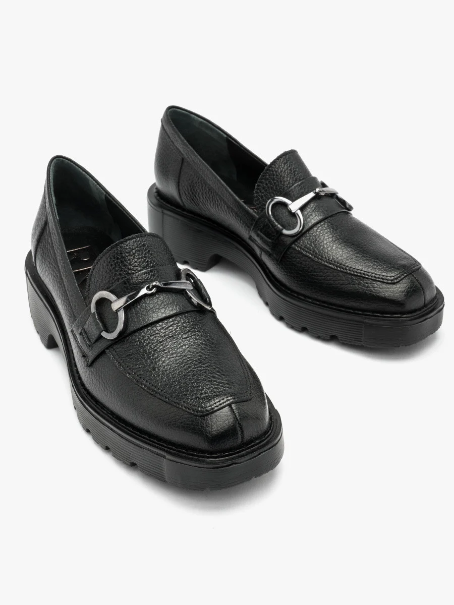 CZARNE MOKASYNY Z OZDOBĄ NA CHOLEWCE