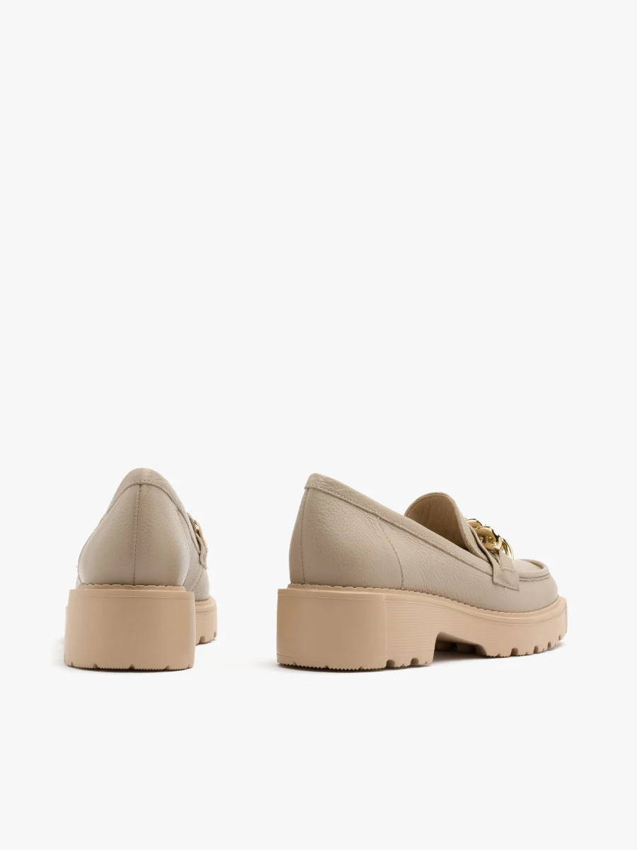 Beżowe mokasyny z łańcuchem