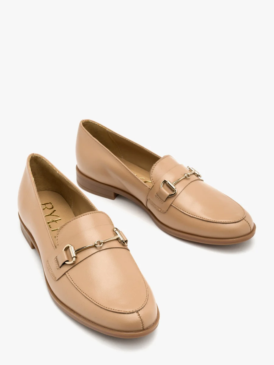 Beżowe mokasyny z platynową ozdobą