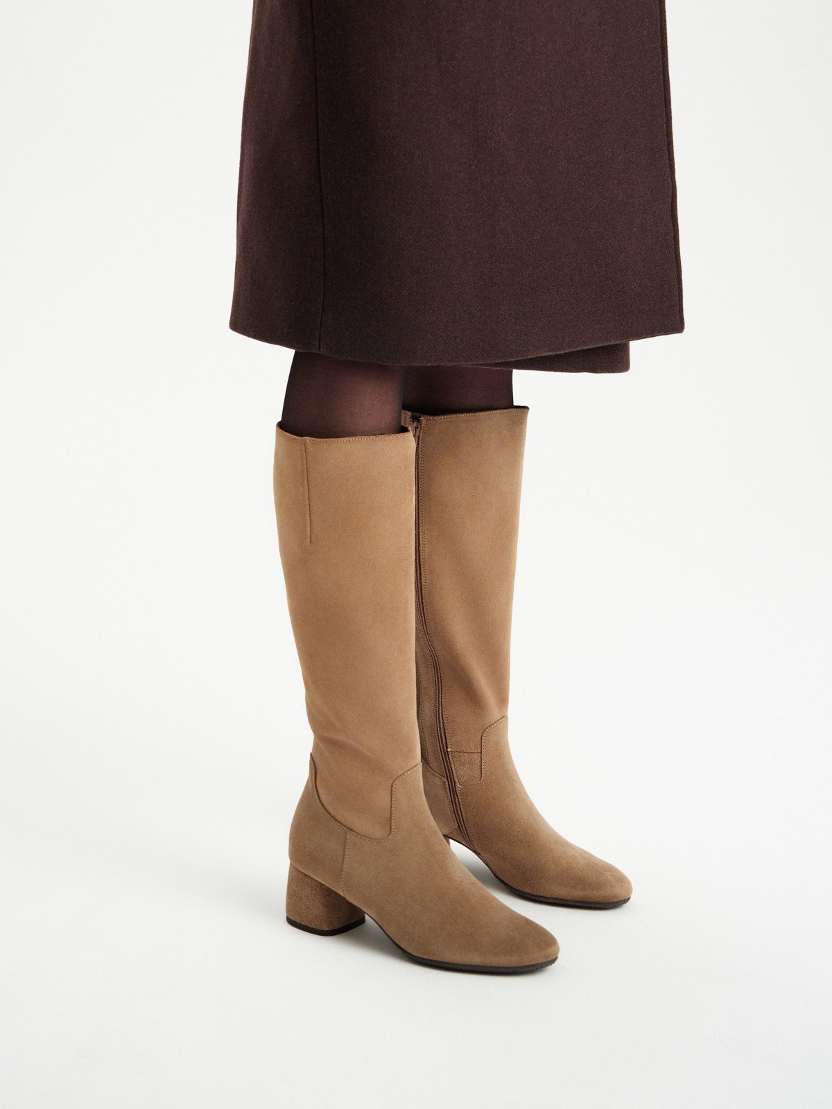 Welurowe kozaki damskie na niskim klocku