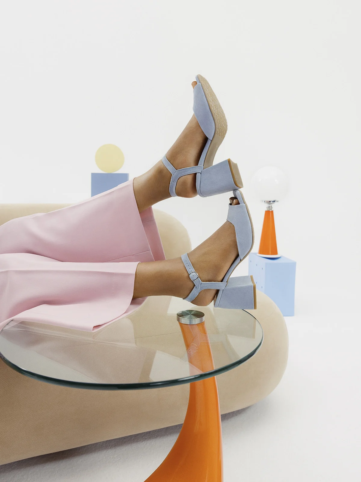 Niebieskie sandały na masywnym słupku