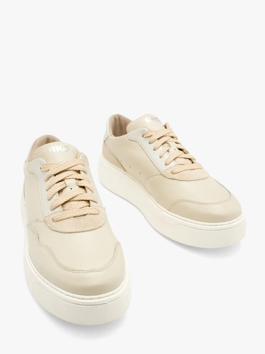 Beżowe półbuty sportowe z perłowymi detalami