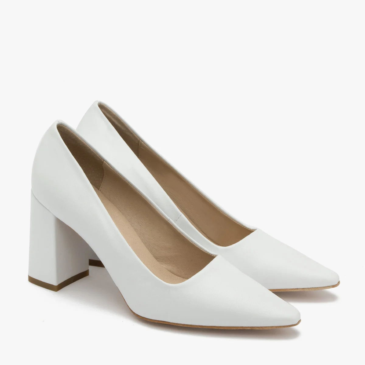 Białe czółenka na słupku