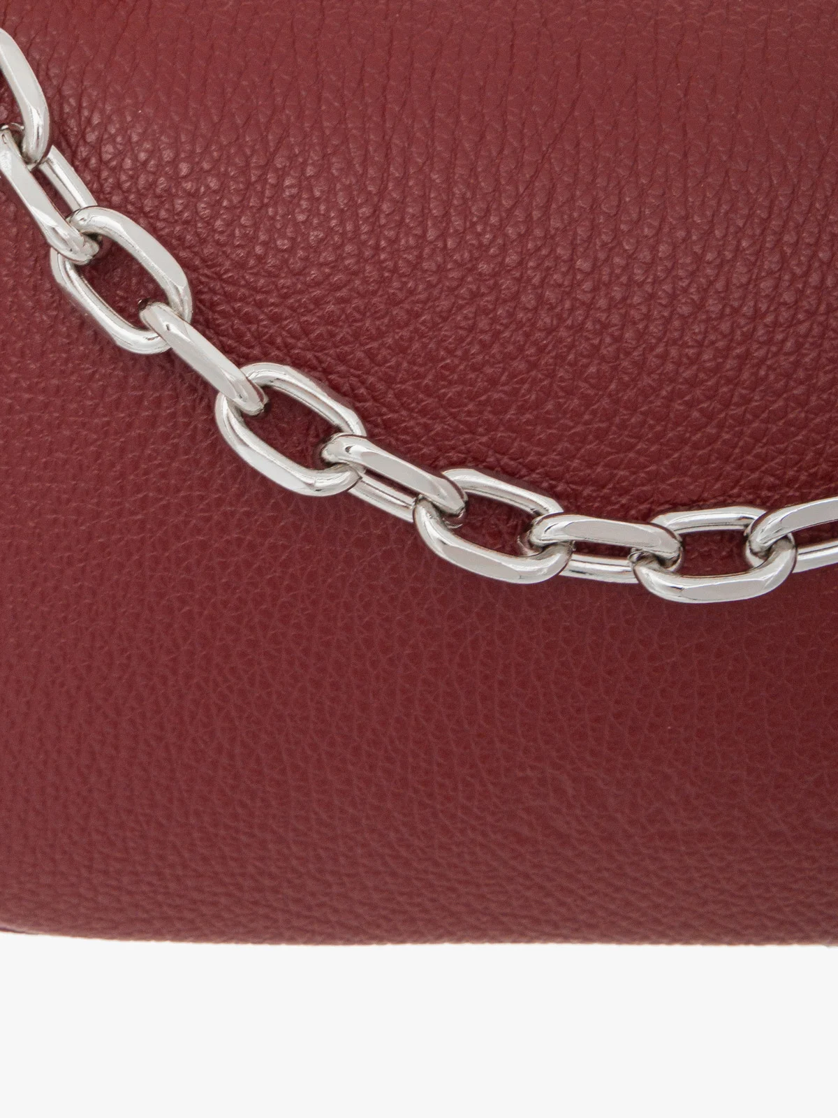Bordowa torebka z łańcuchem