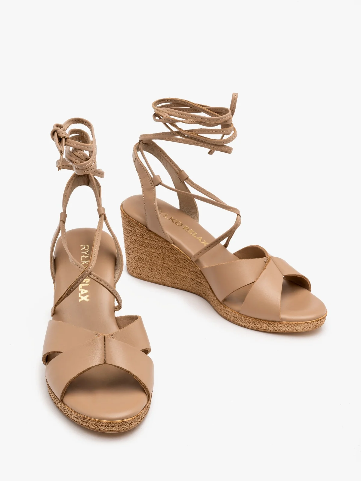 Beżowe sandały z ozdobnymi paseczkami