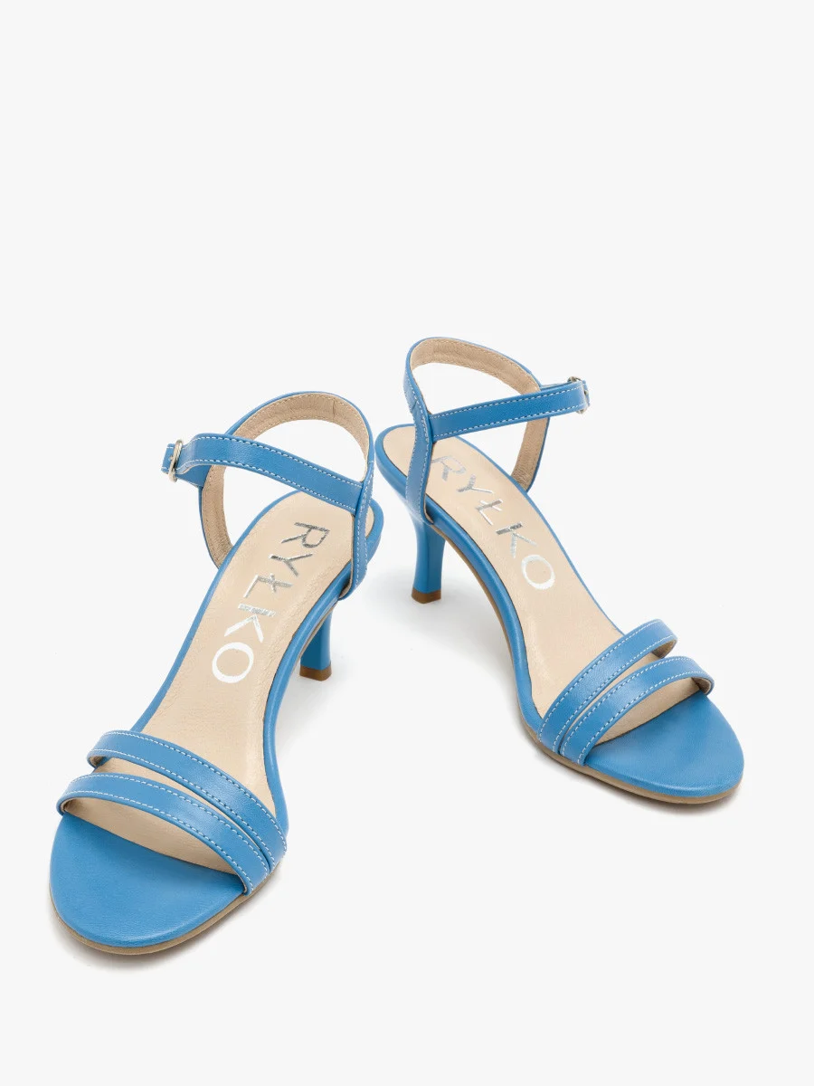 Niebieskie sandały na lakierowanej szpilce