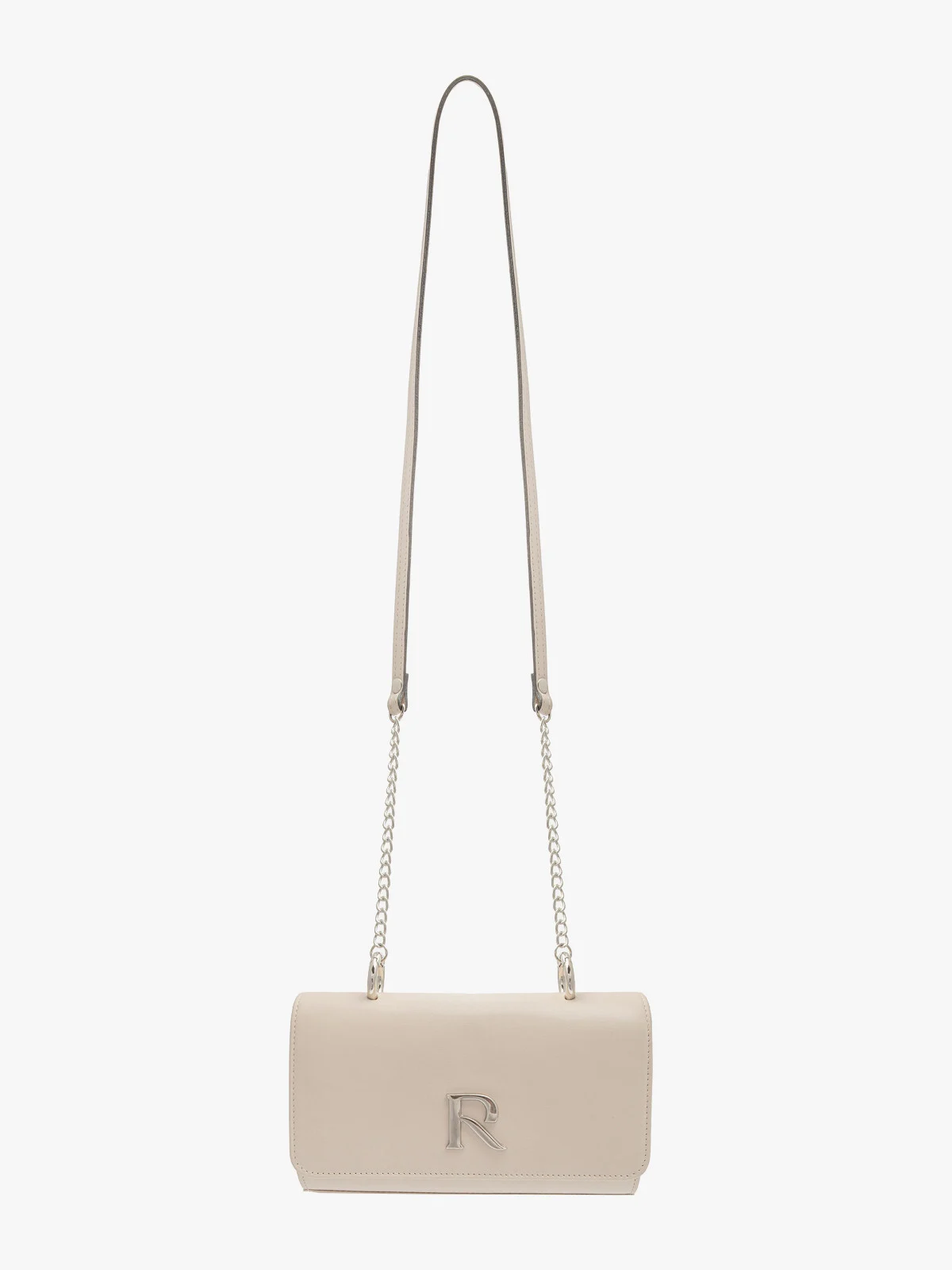 Beżowa torebka typu kopertówka na srebrnym łańcuszku