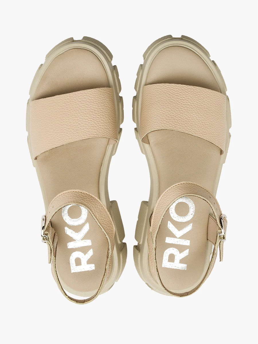 Beżowe sandały ze srebrną sprzączką