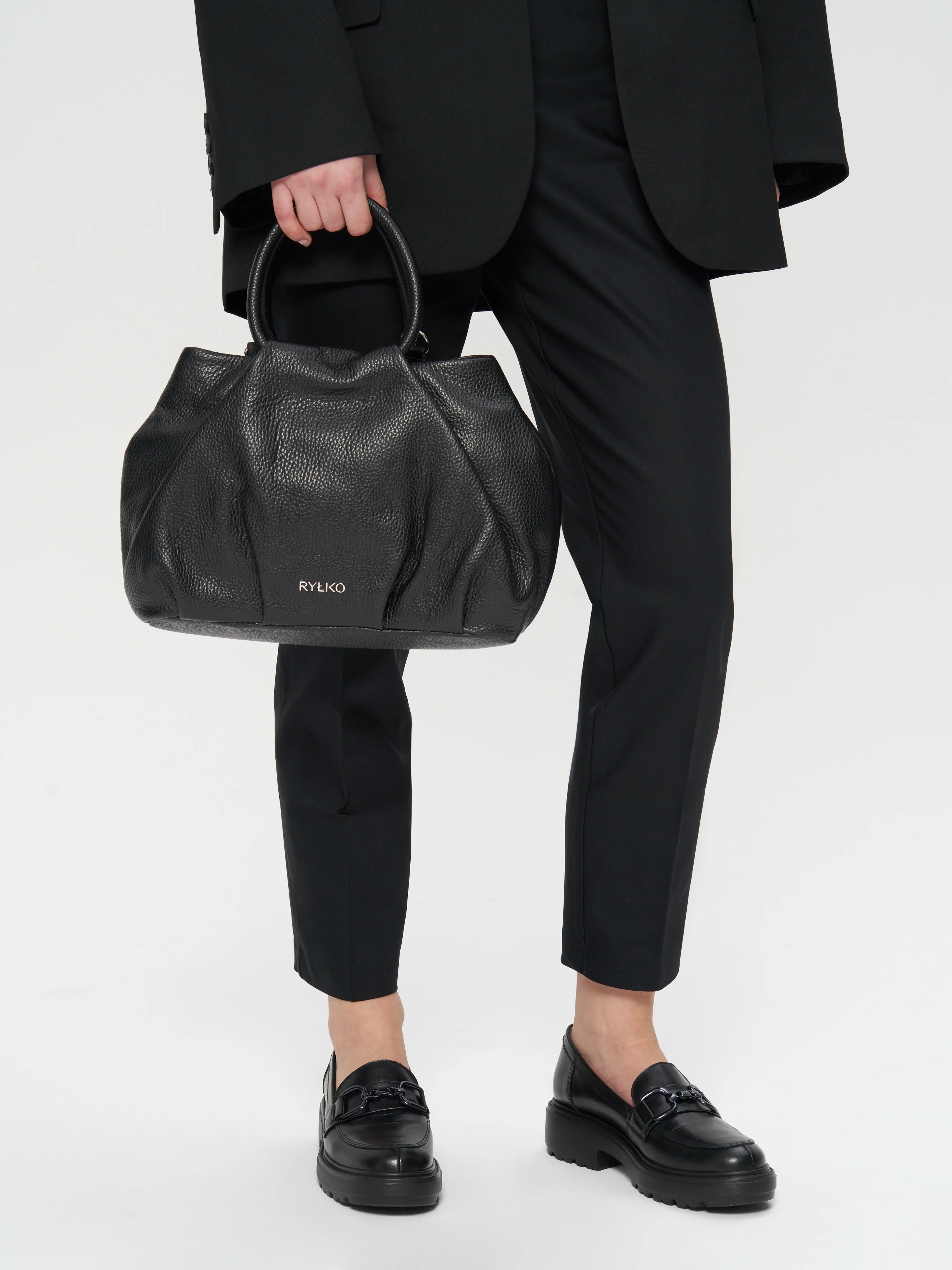 Czarne mokasyny na lekkim spodzie