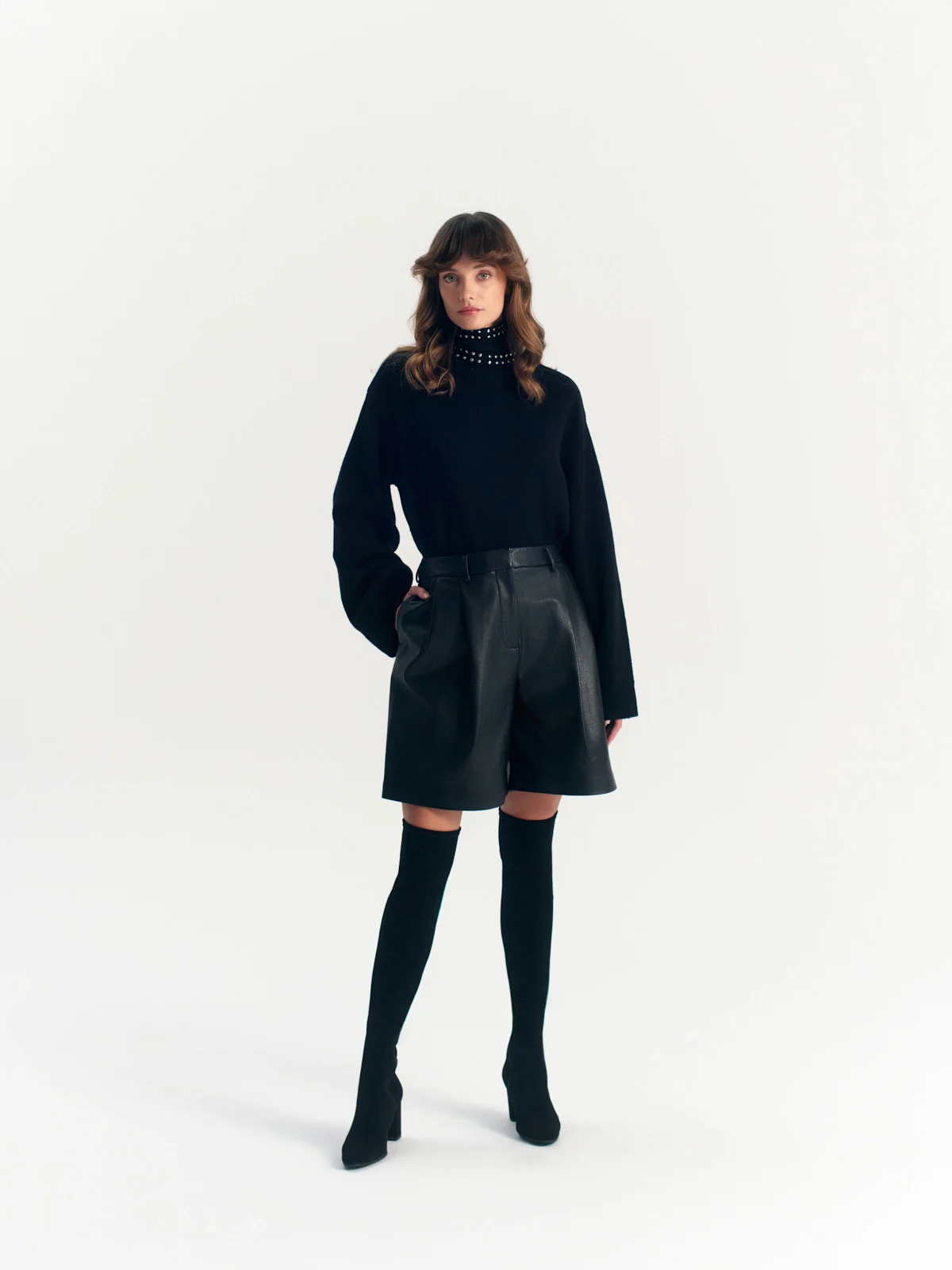 Wysokie elastyczne kozaki nad kolano na słupkowym obcasie