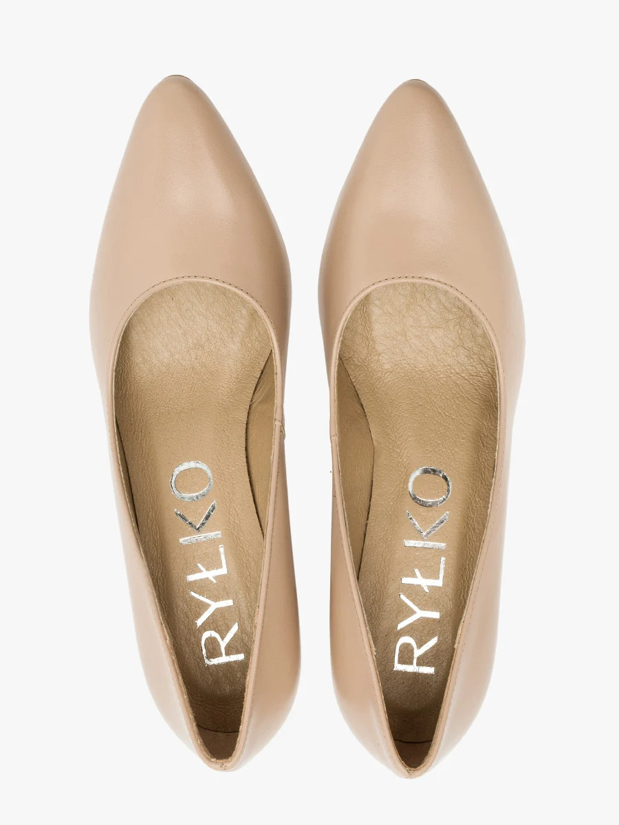 Beżowe czółenka na słupku