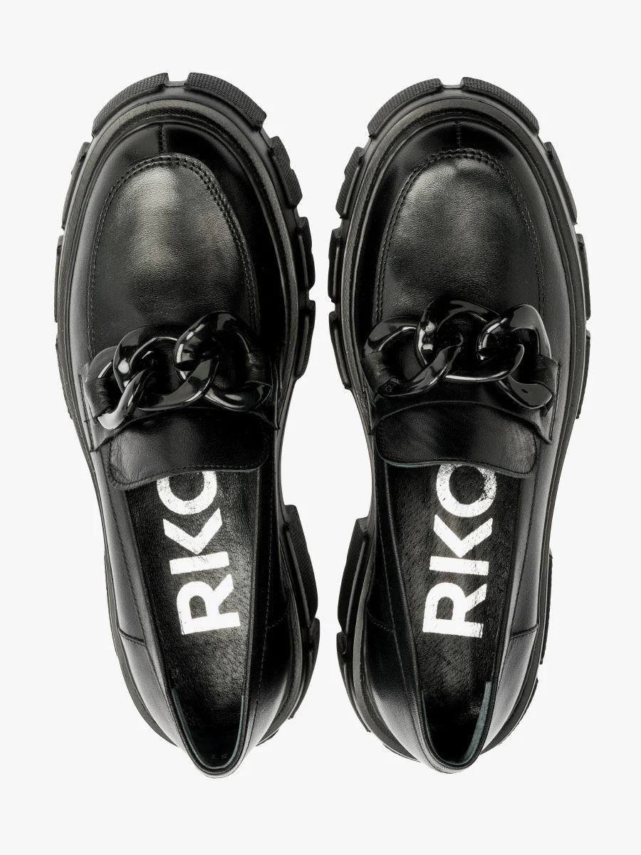 Czarne mokasyny z ozdobą na cholewce