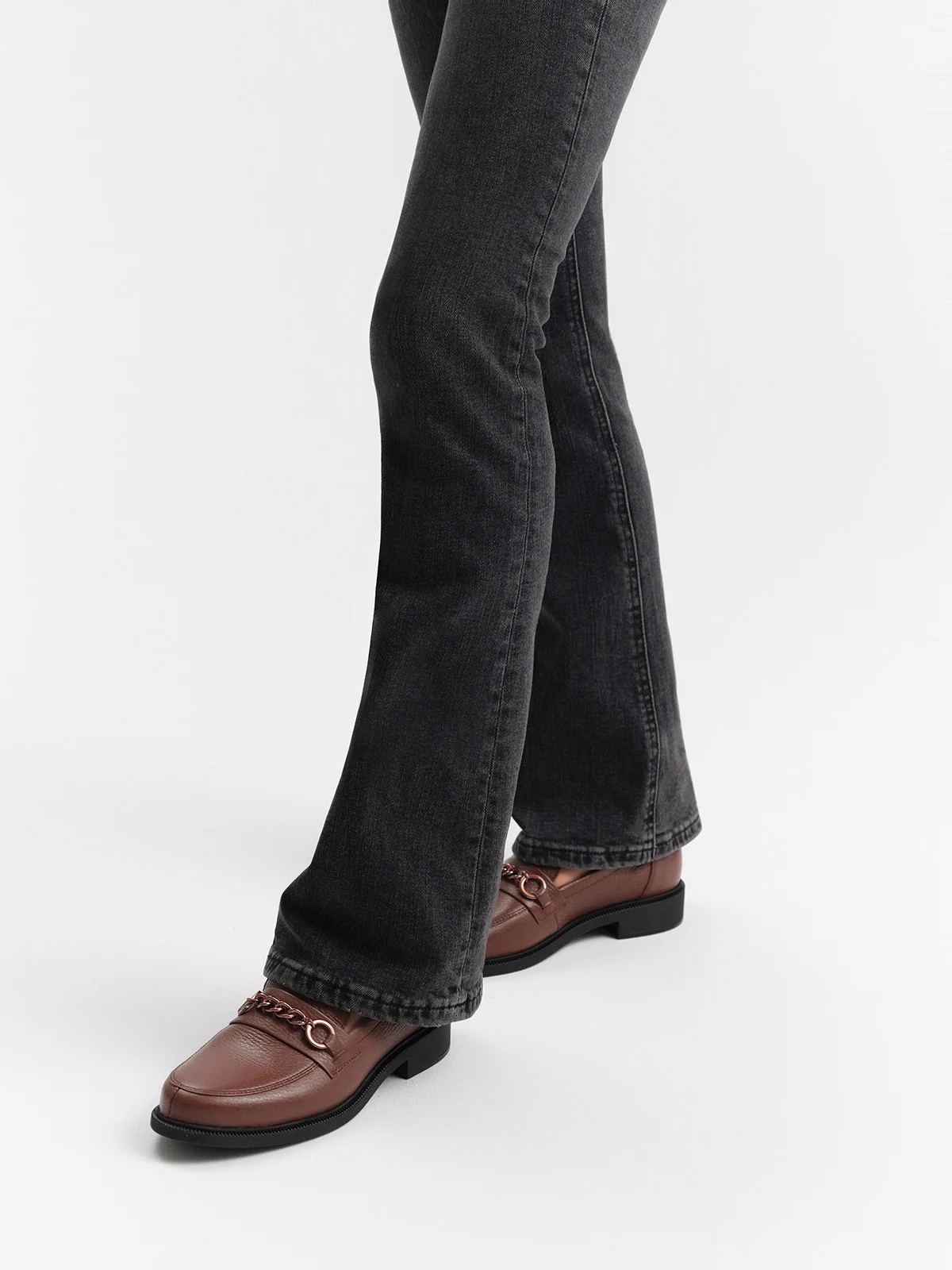 Brązowe mokasyny damskie ze złotym łańcuszkiem