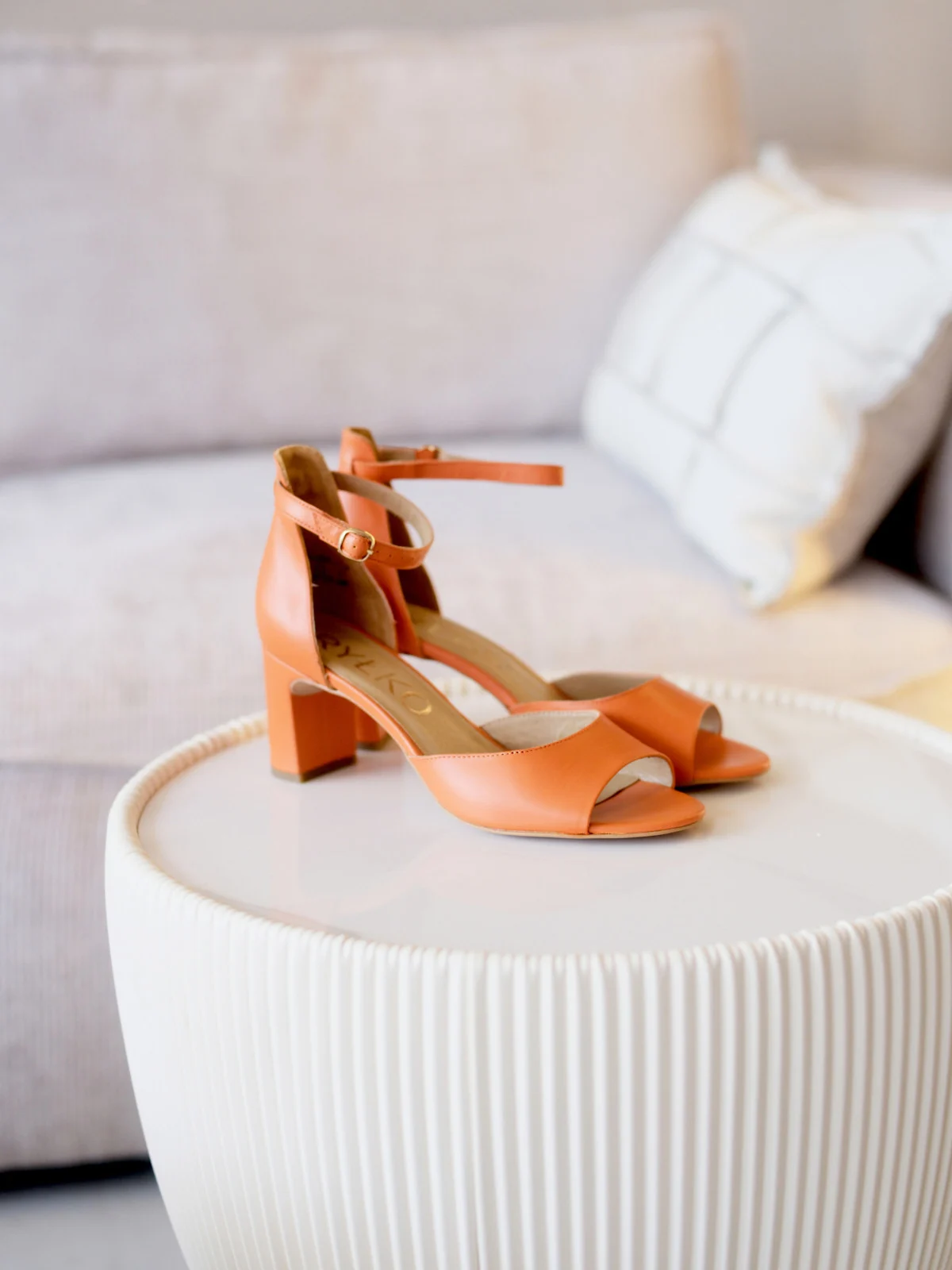 Pomarańczowe sandały na obcasie