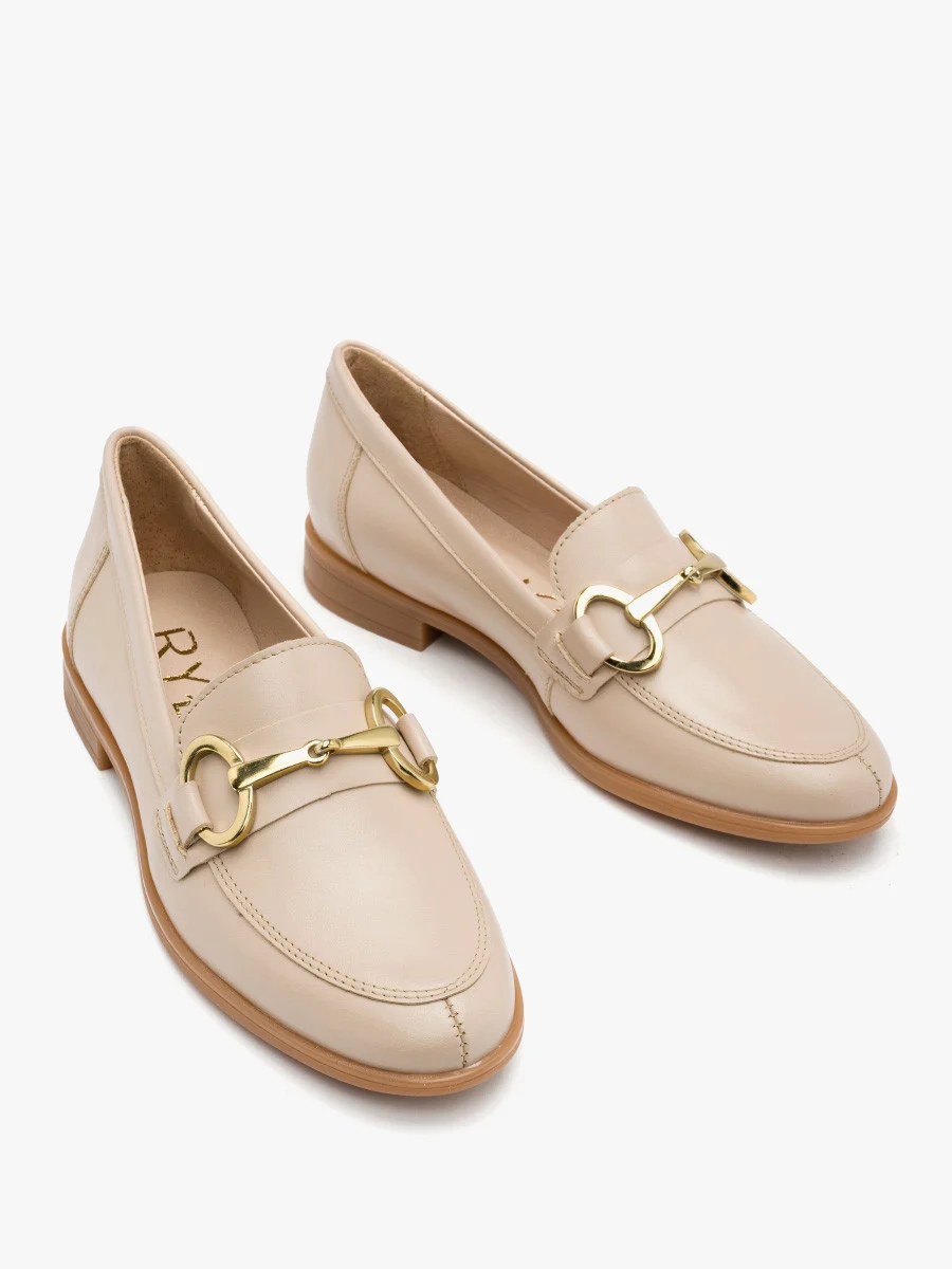 Beżowe mokasyny ze złotą ozdobą
