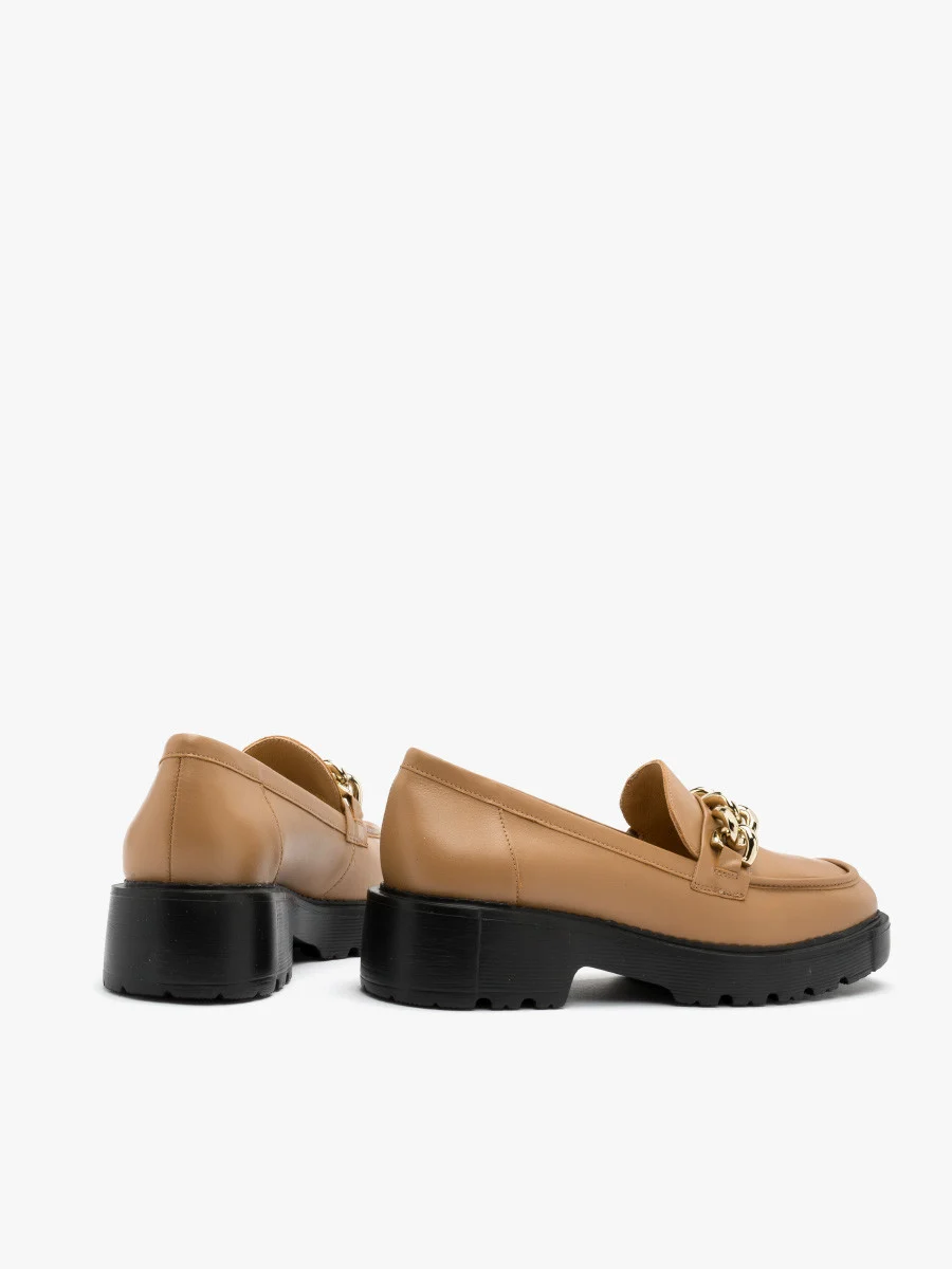 Beżowe mokasyny ze złotym łańcuchem ozdobnym