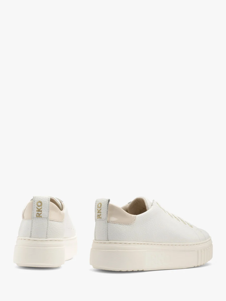 Białe półbuty sportowe na lekkiej podeszwie