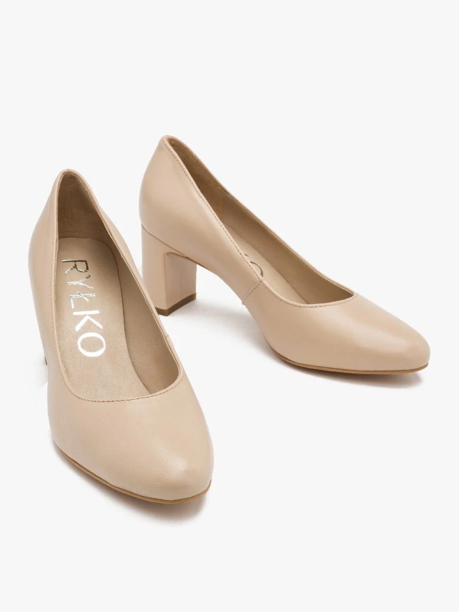 Beżowe czółenka na słupku