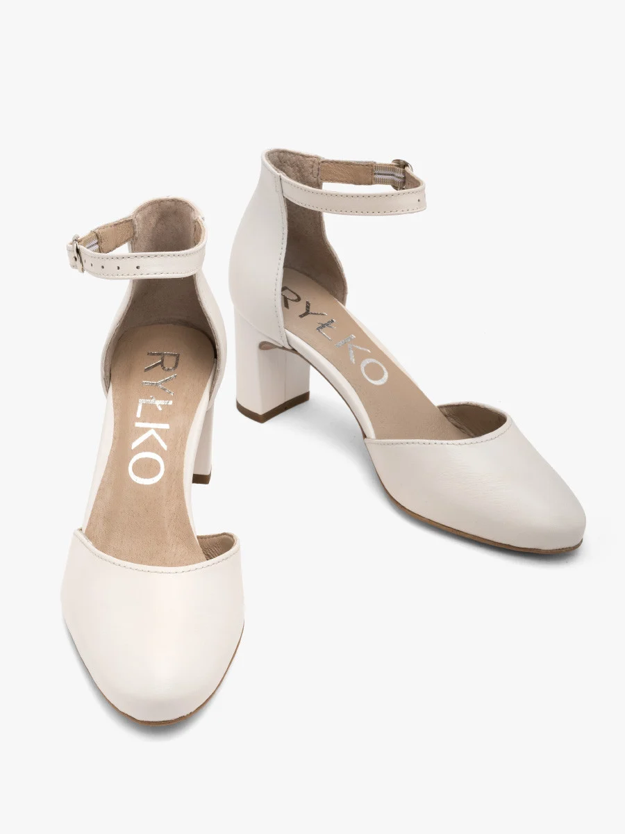 Kremowe czółenka z paskiem wokół kostki