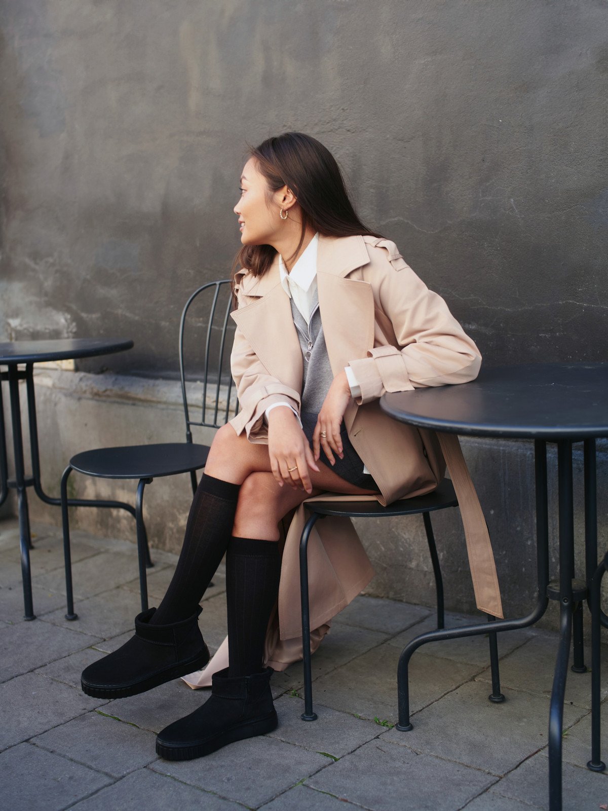 Czarne, welurowe śniegowce na lekkim spodzie