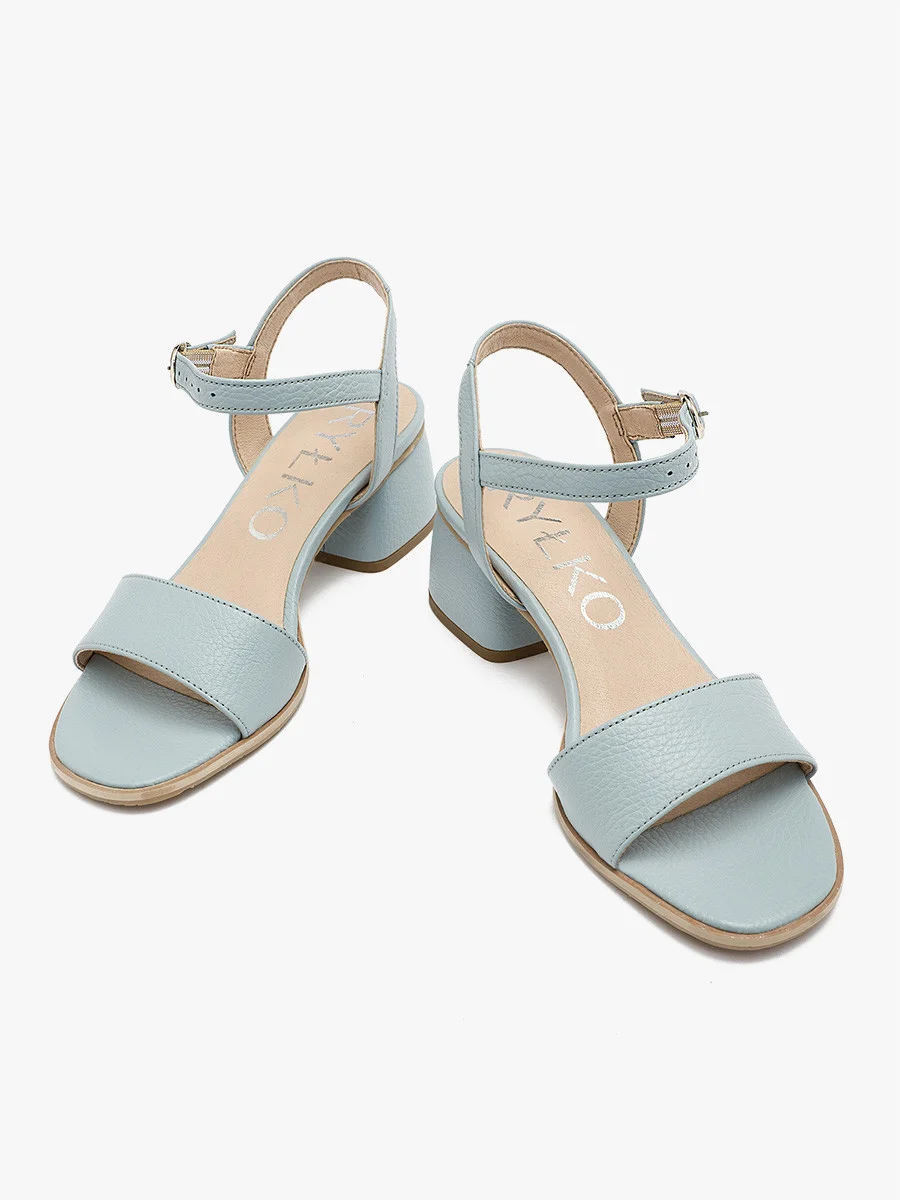 Niebieskie sandały na niskim obcasie