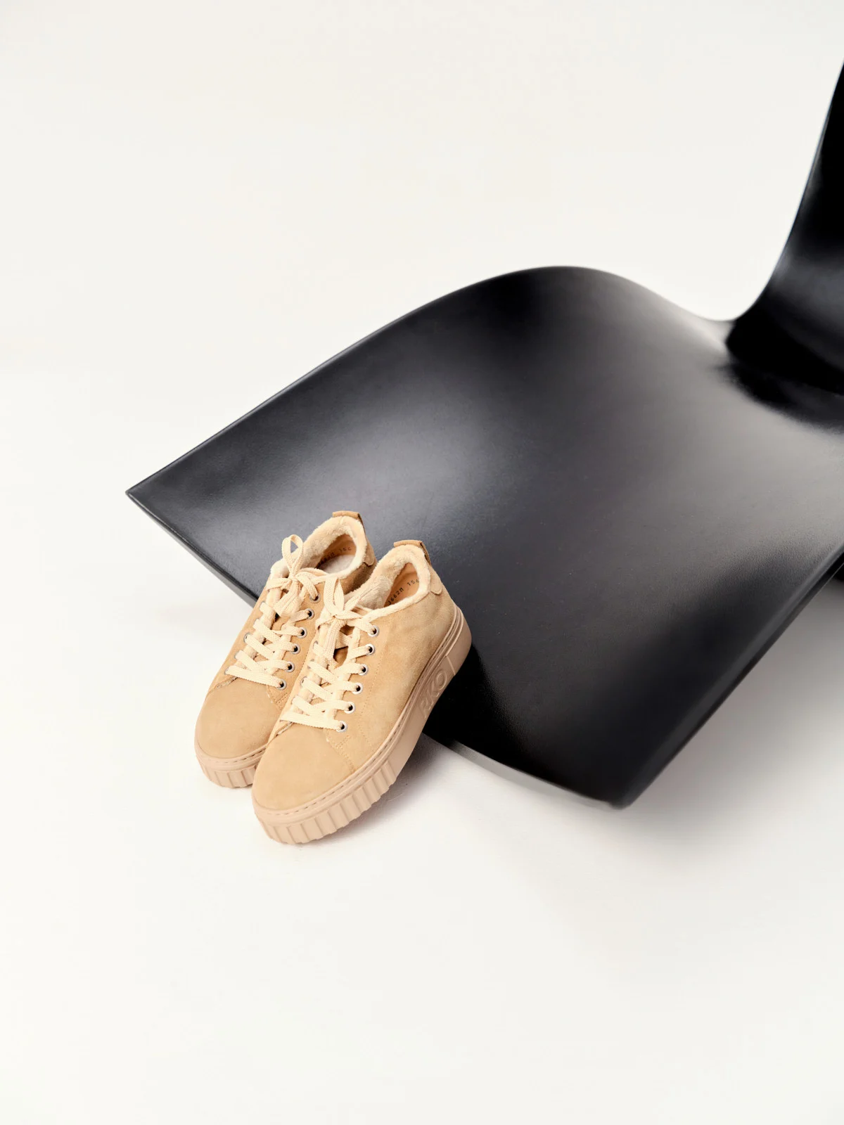 Welurowe, ocieplane półbuty sportowe w beżowym kolorze