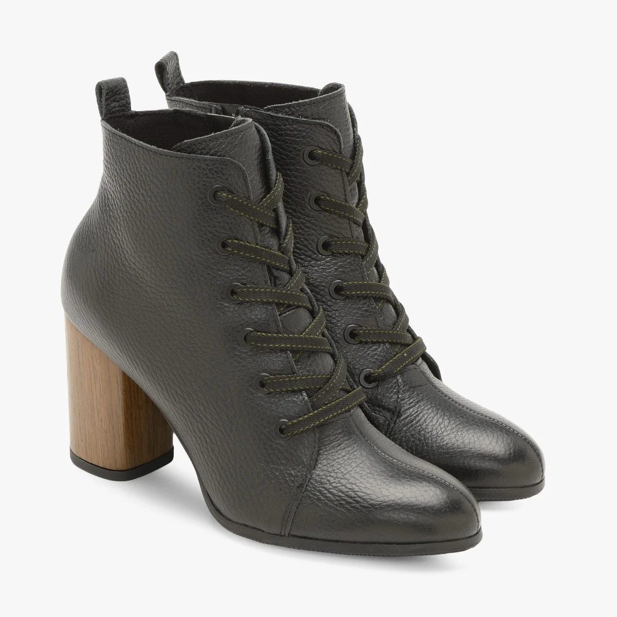 Czarne trzewiki na ozdobnym słupku