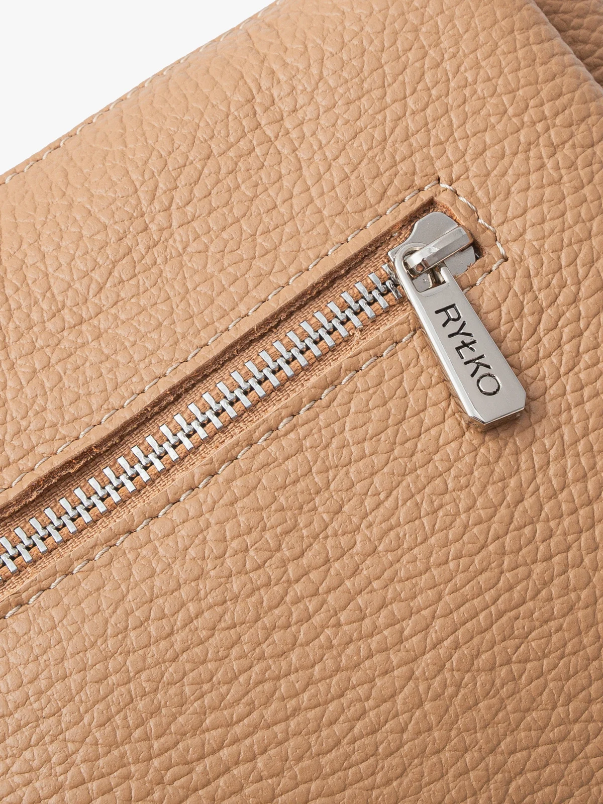 Beżowa torebka z regulowanym paskiem