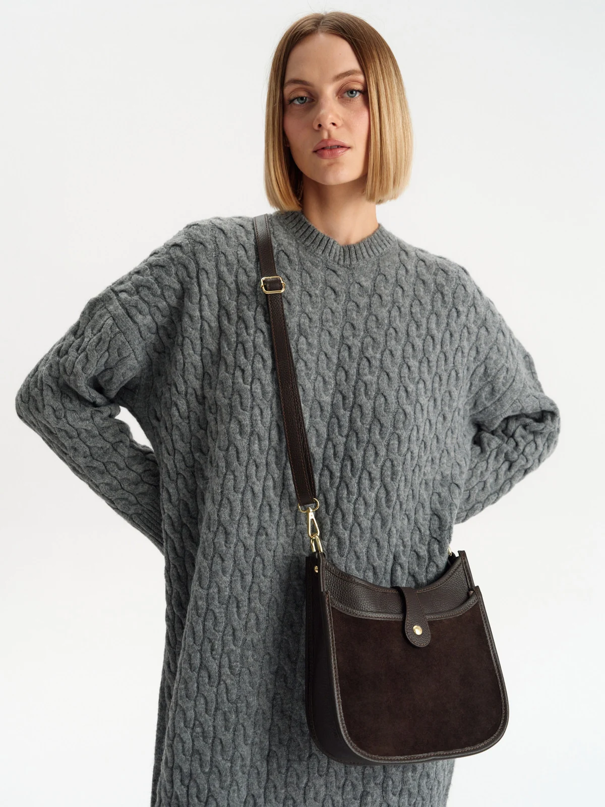 Mała, brązowa torebka na pasku ze złotymi detalami