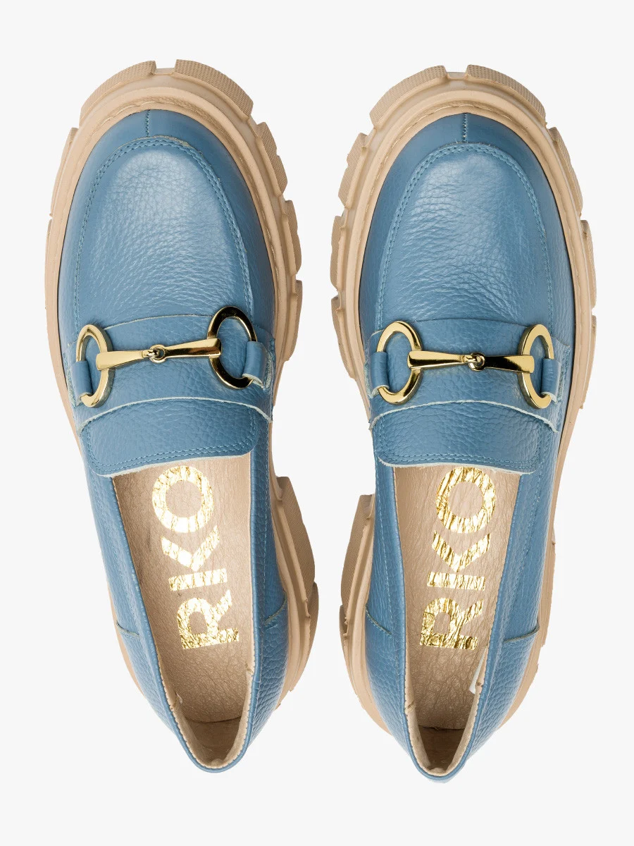 Niebieskie mokasyny ze złotą ozdobą