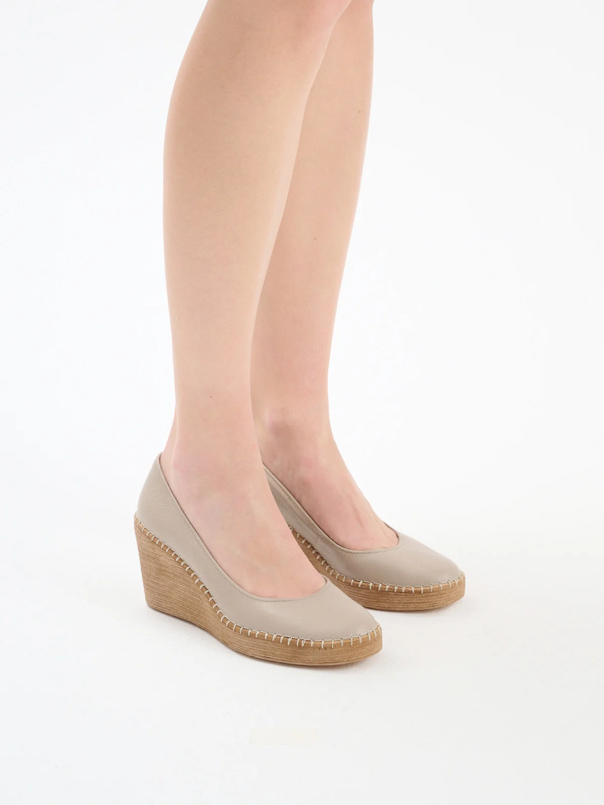 Beżowe czółenka z ozdobnym szyciem na platformie