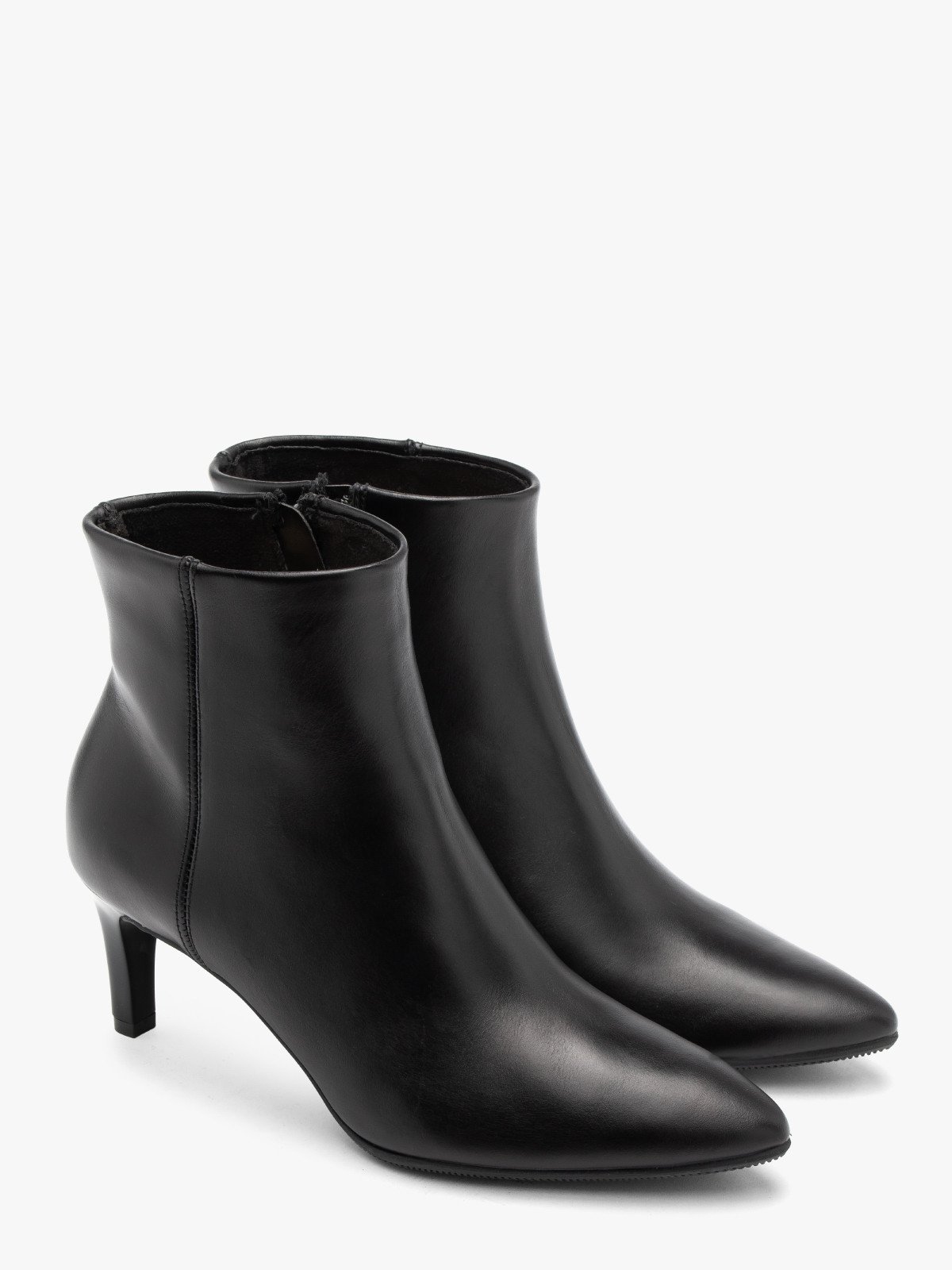 Czarne botki na szpilce z noskiem w szpic