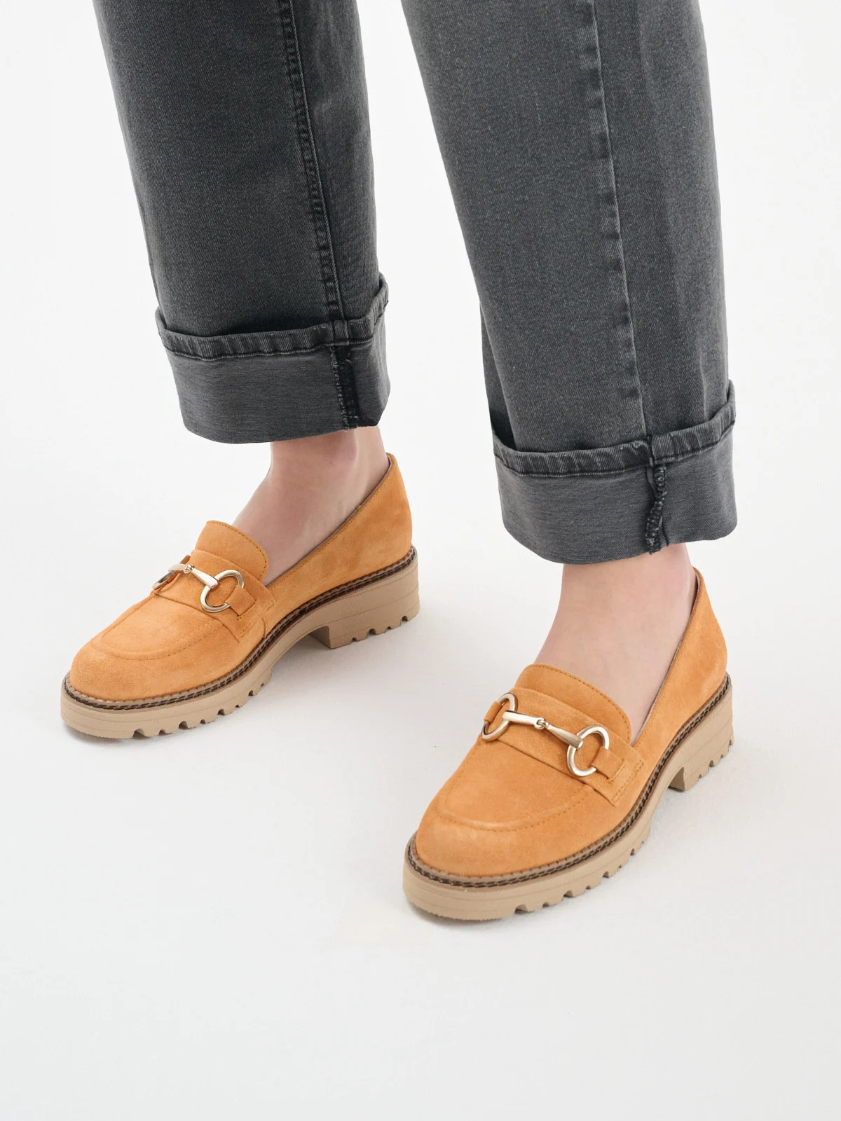 Pomarańczowe mokasyny ze złotą ozdobą