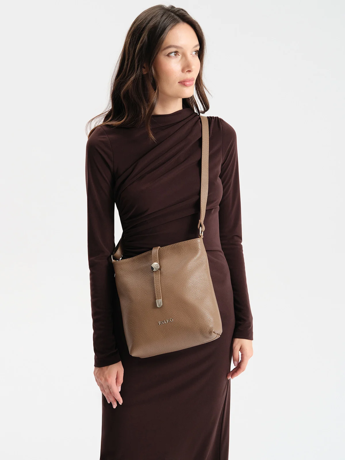 Beżowa torebka listonoszka średniej wielkości z dekoracyjnym zapięciem