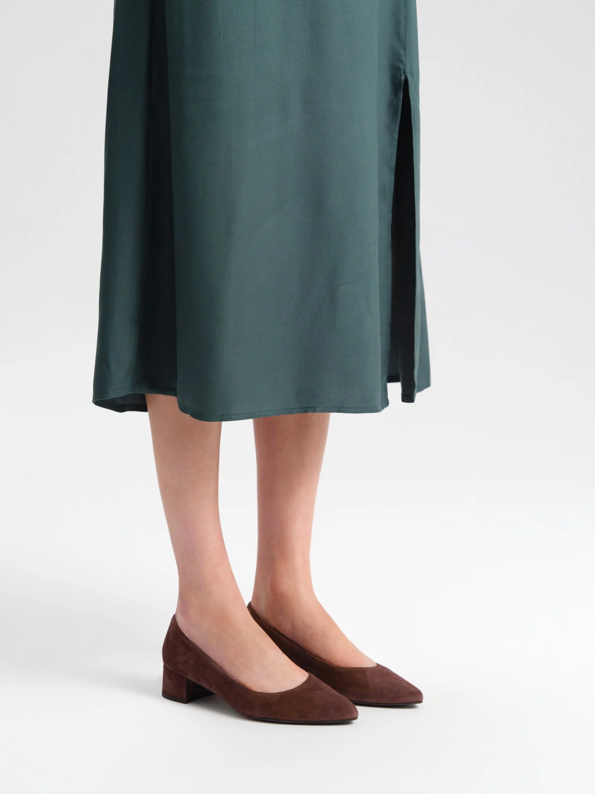 Brązowe, welurowe czółenka na niskim obcasie