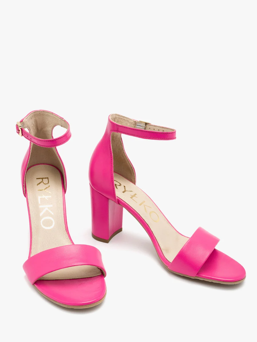 Sandały na słupku w kolorze fuksji