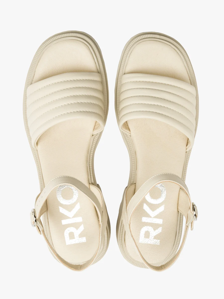 Kremowe sandały na niewielkim obcasie