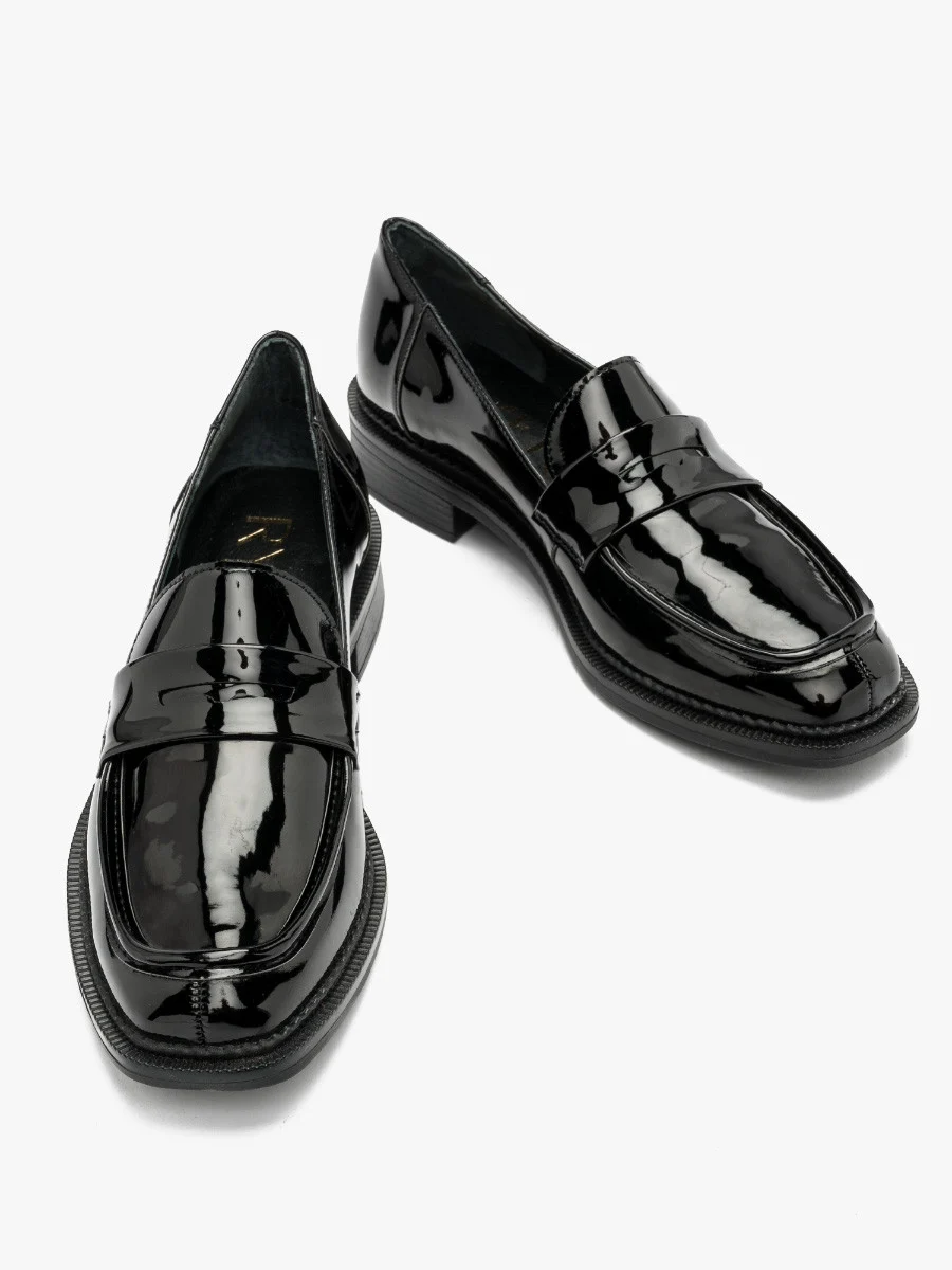 Czarne mokasyny na płaskiej podeszwie