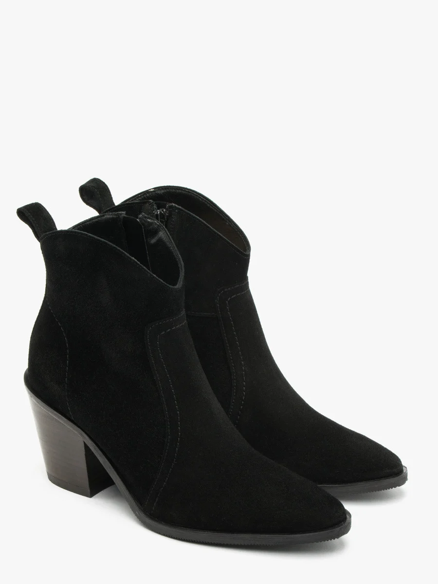 Czarne botki na słupku