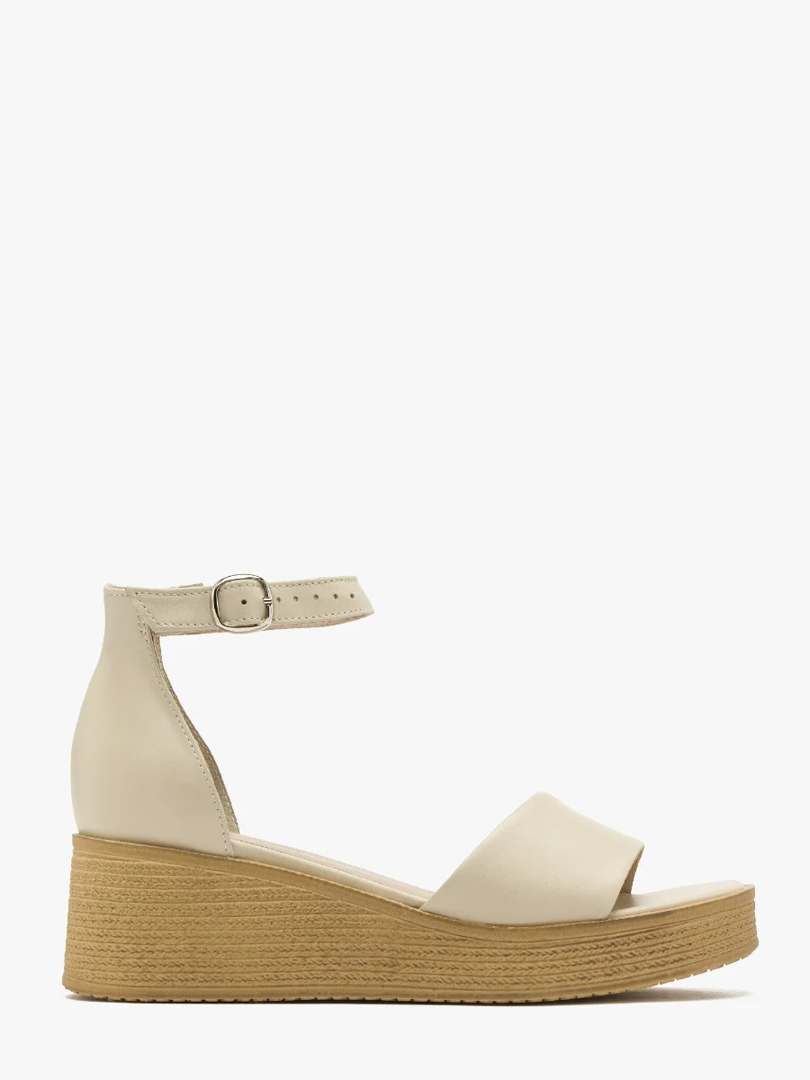 Kremowe sandały na ozdobnej platformie