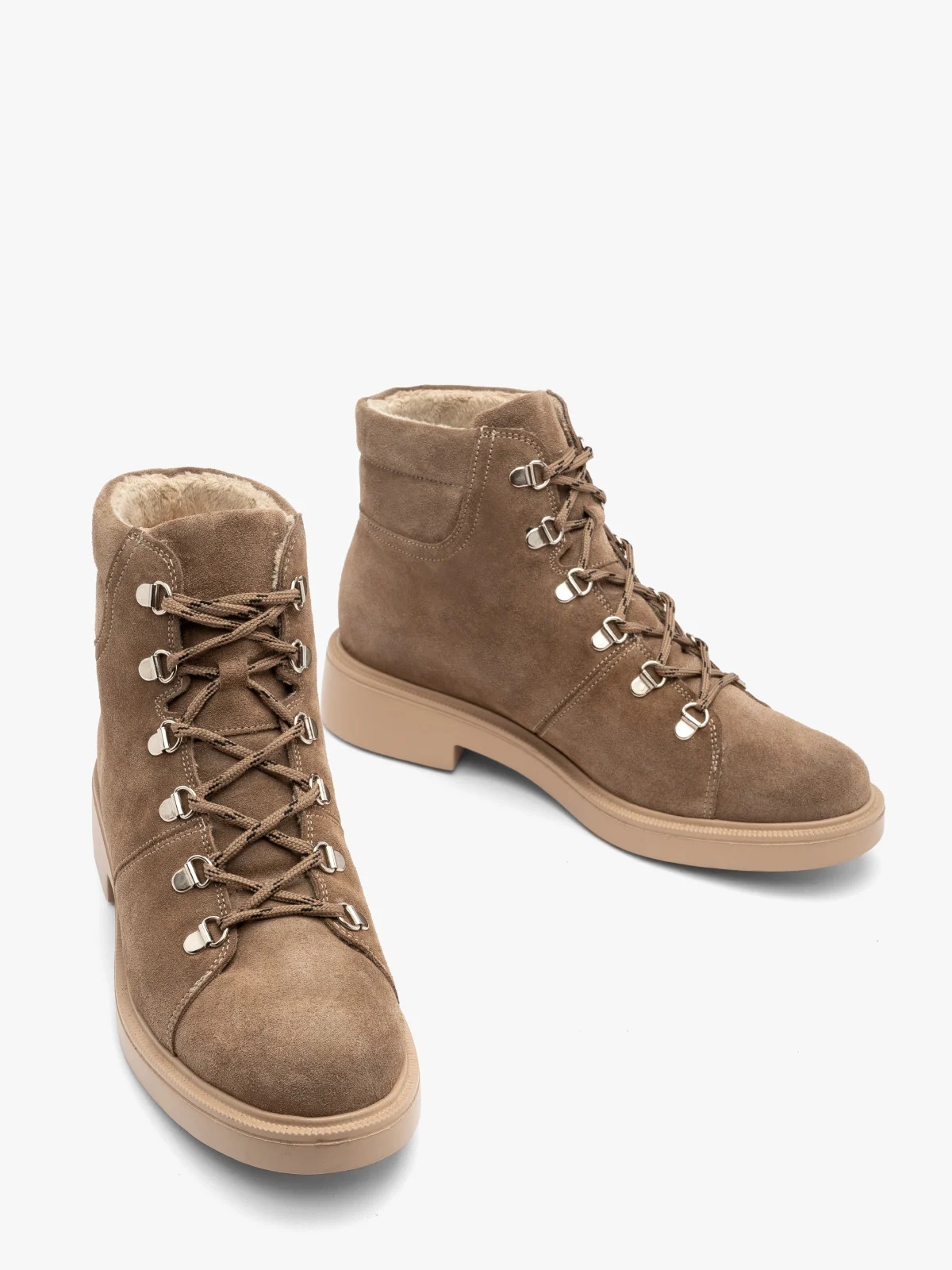 Welurowe trzewiki z dekoracyjnymi hakami oraz sznurówką