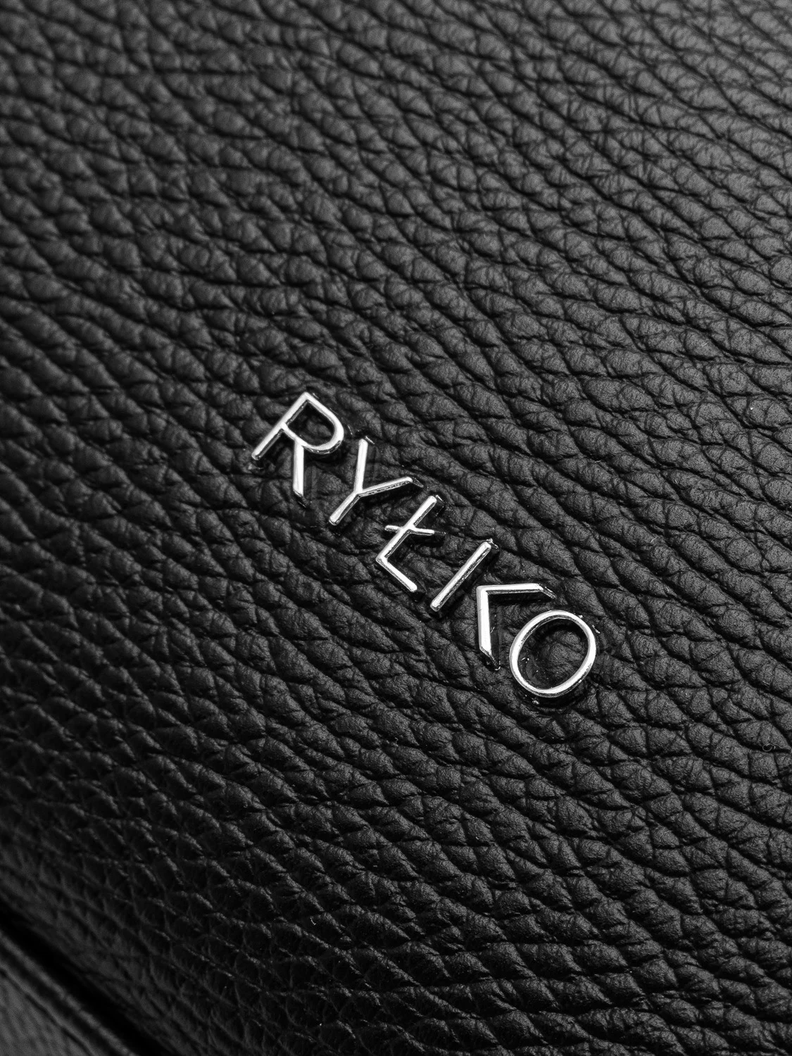 Czarna torebka średniej wielkości