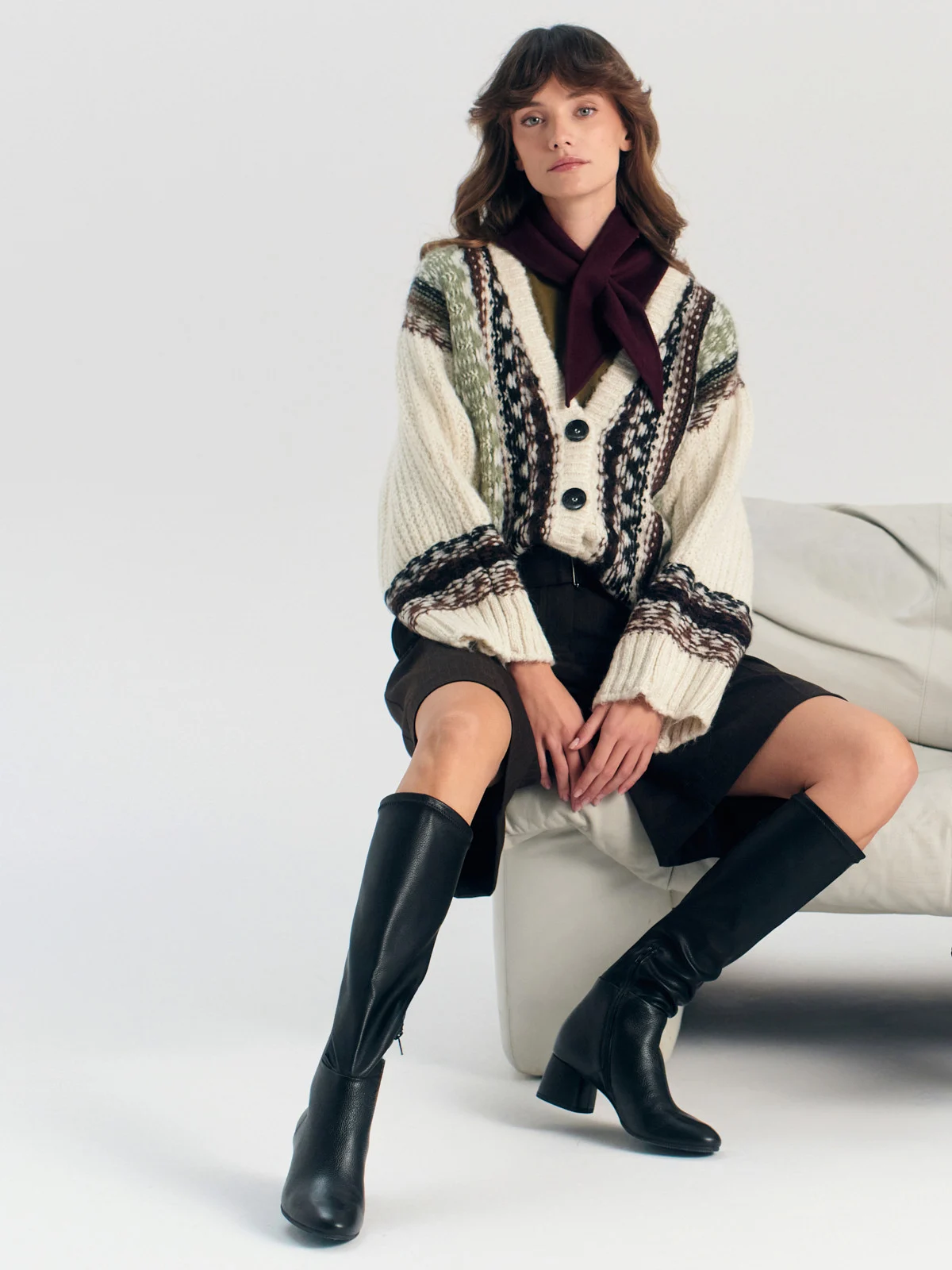 Czarne kozaki z elastyczną wąską cholewką na niskim obcasie