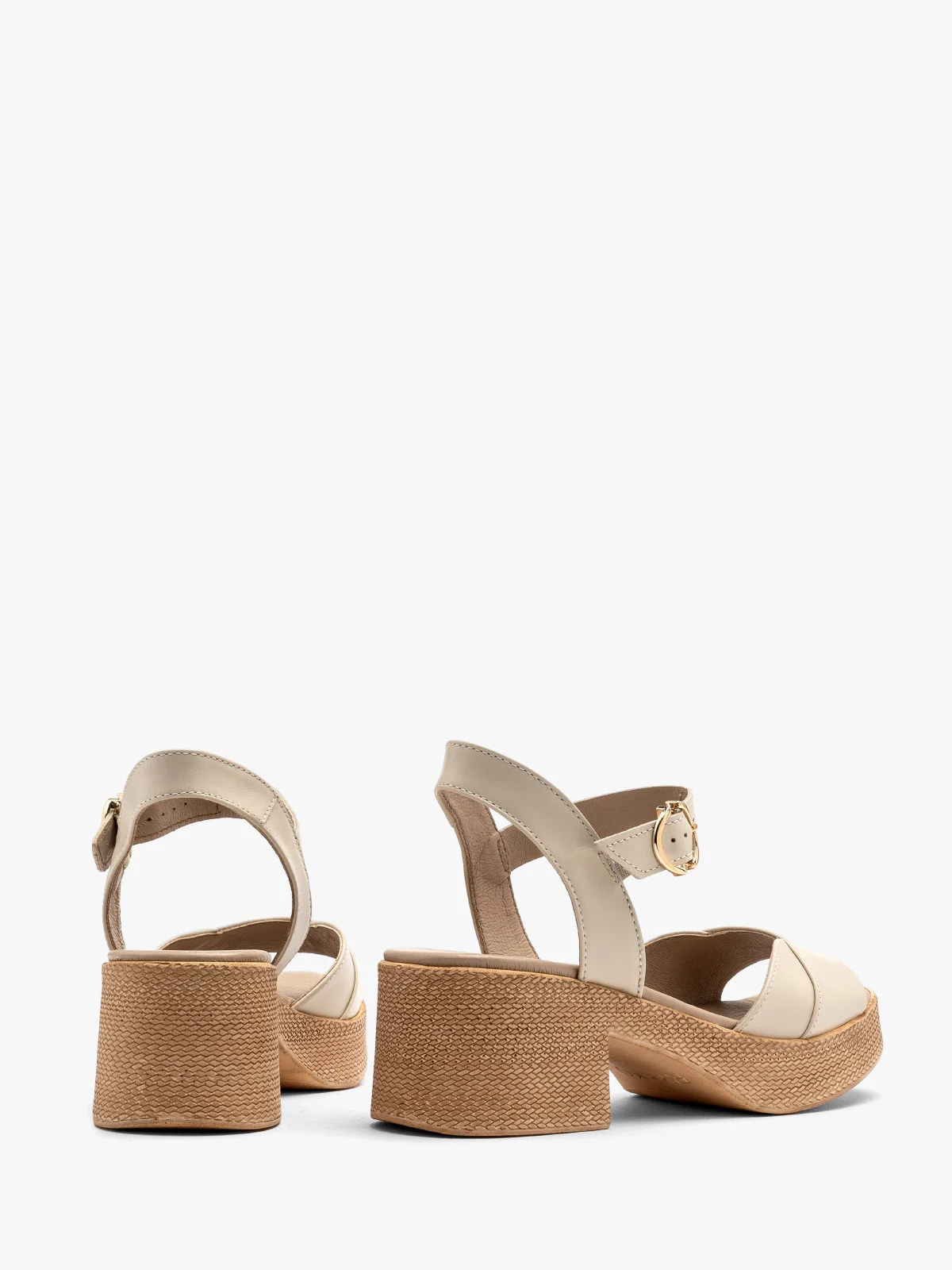 Kremowe sandały na masywnej platformie
