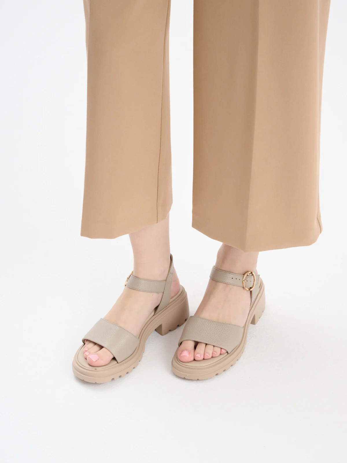 Beżowe sandały na traktorowej podeszwie